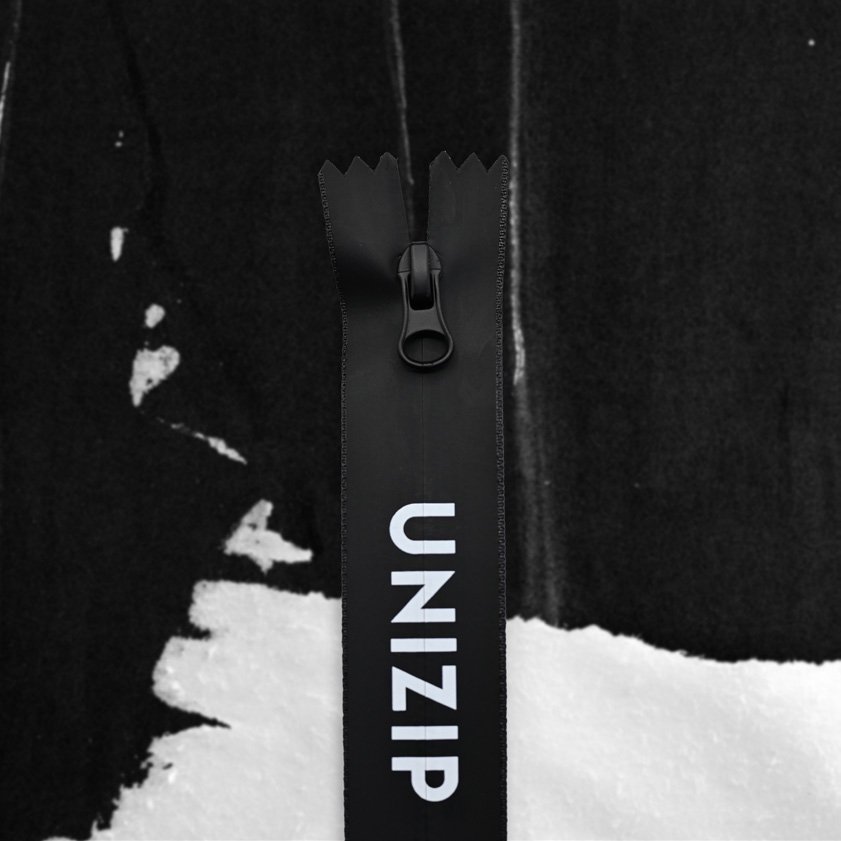 Logo in contrasto